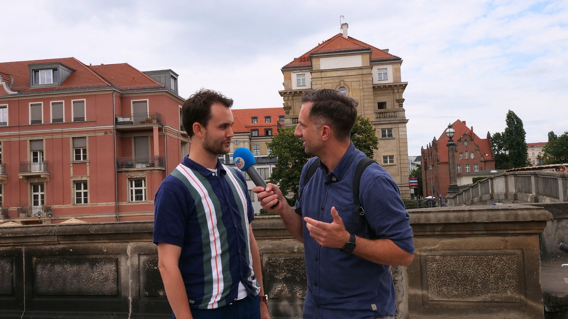 Zwei Männer im Gespräch mit Mikro