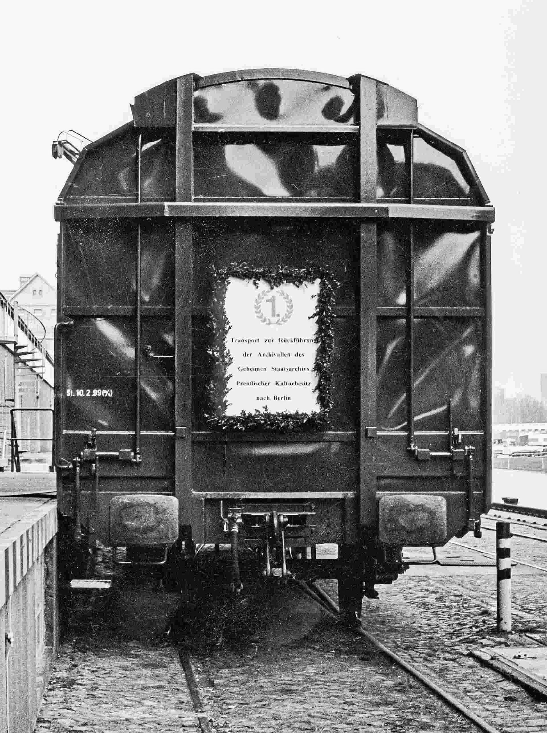 Schwarz-Weiß-Fotografie eines Gütertransportes