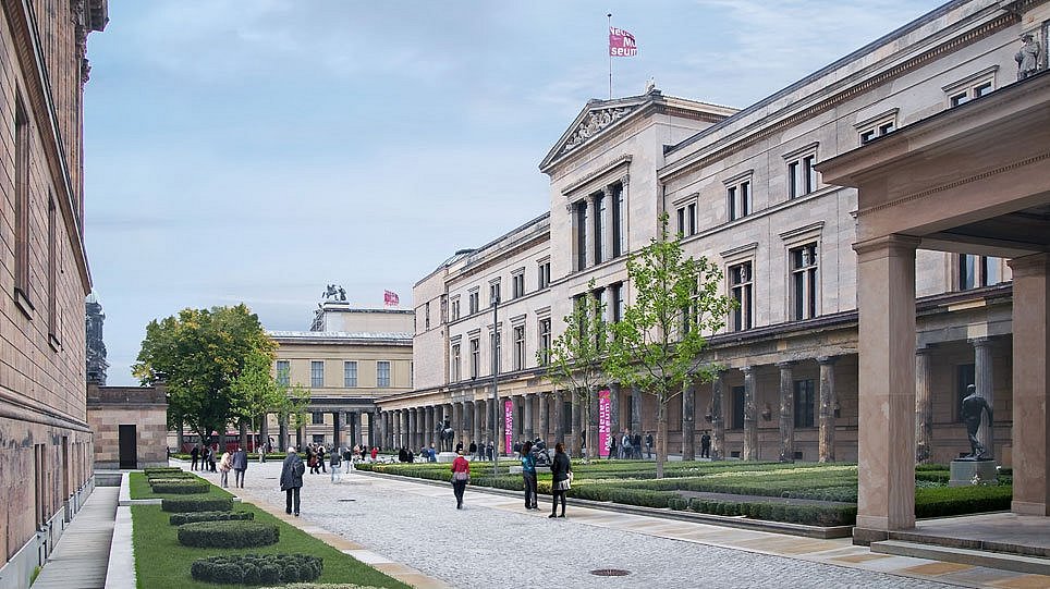 Außenansicht auf den Haupteingang des Neuen Museums, links im Bild die Alte Nationalgalerie (öffnet Vergrößerung des Bildes)