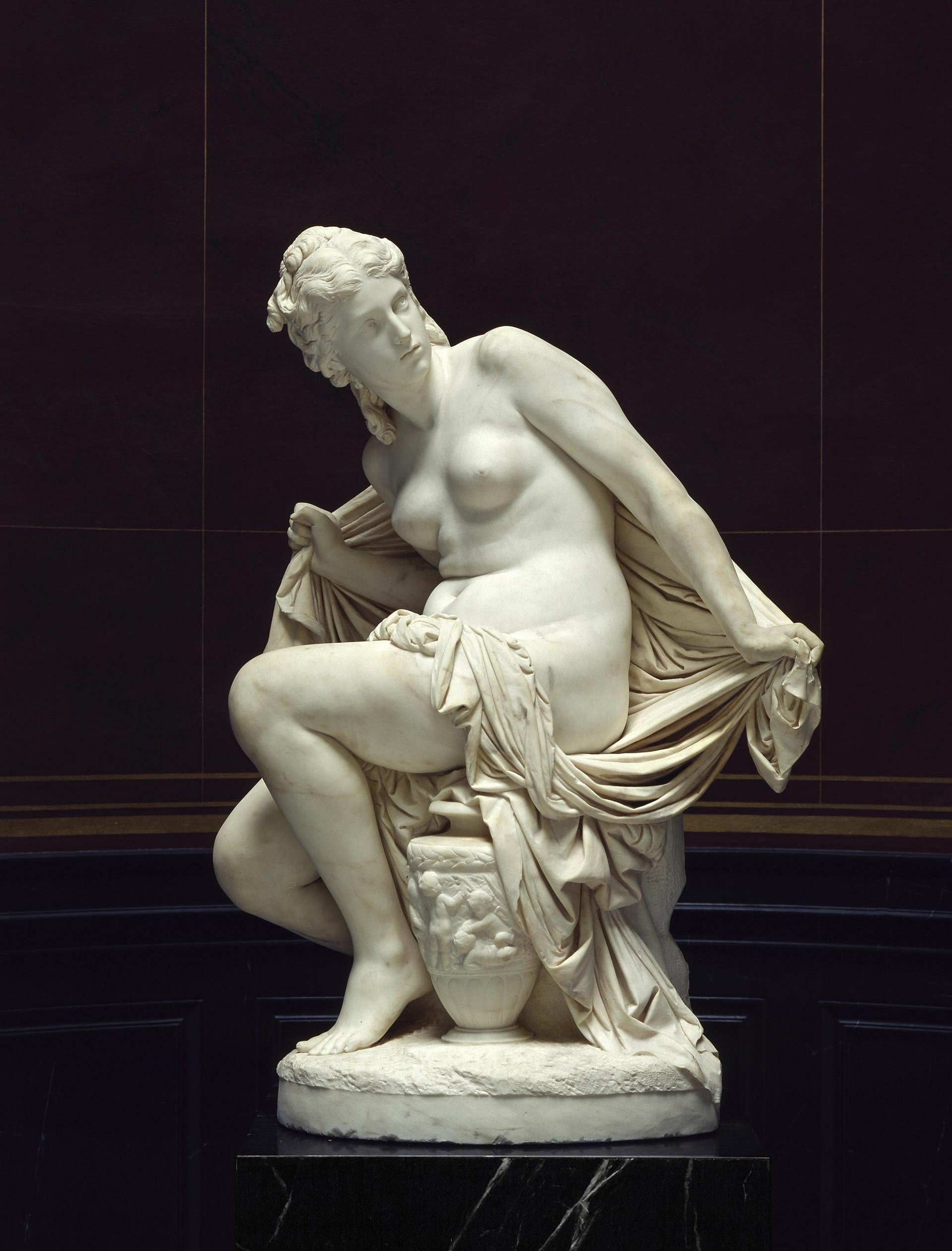 Frauenskulptur aus Mamor