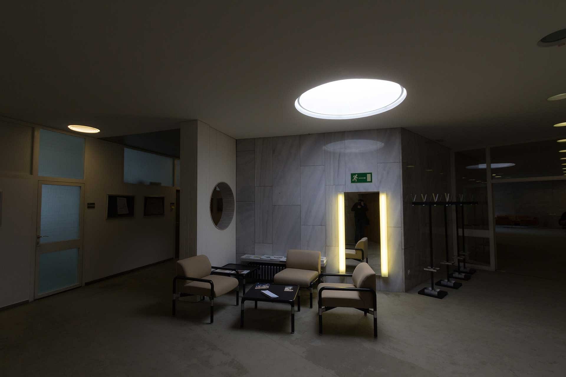 Blick in eine gemütlich beleuchtete Lounge