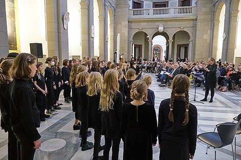Ein Mädchenchor singt in einer Kirche
