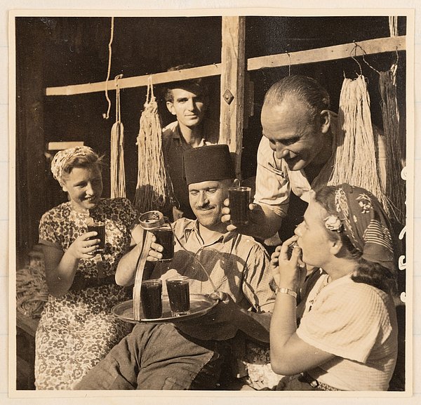 Sepiaaufnahme mehrerer teetrinkender Personen
