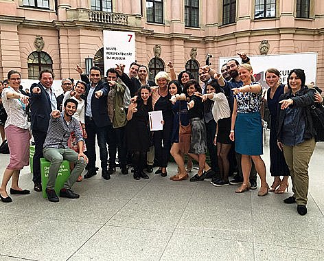 Mai 2016: Das Multaka-Projekt feiert mit der Kulturstaatssekretärin Grütters Multaka feiert den Sonderpreis zur kulturellen Teilhabe geflüchteter Menschen