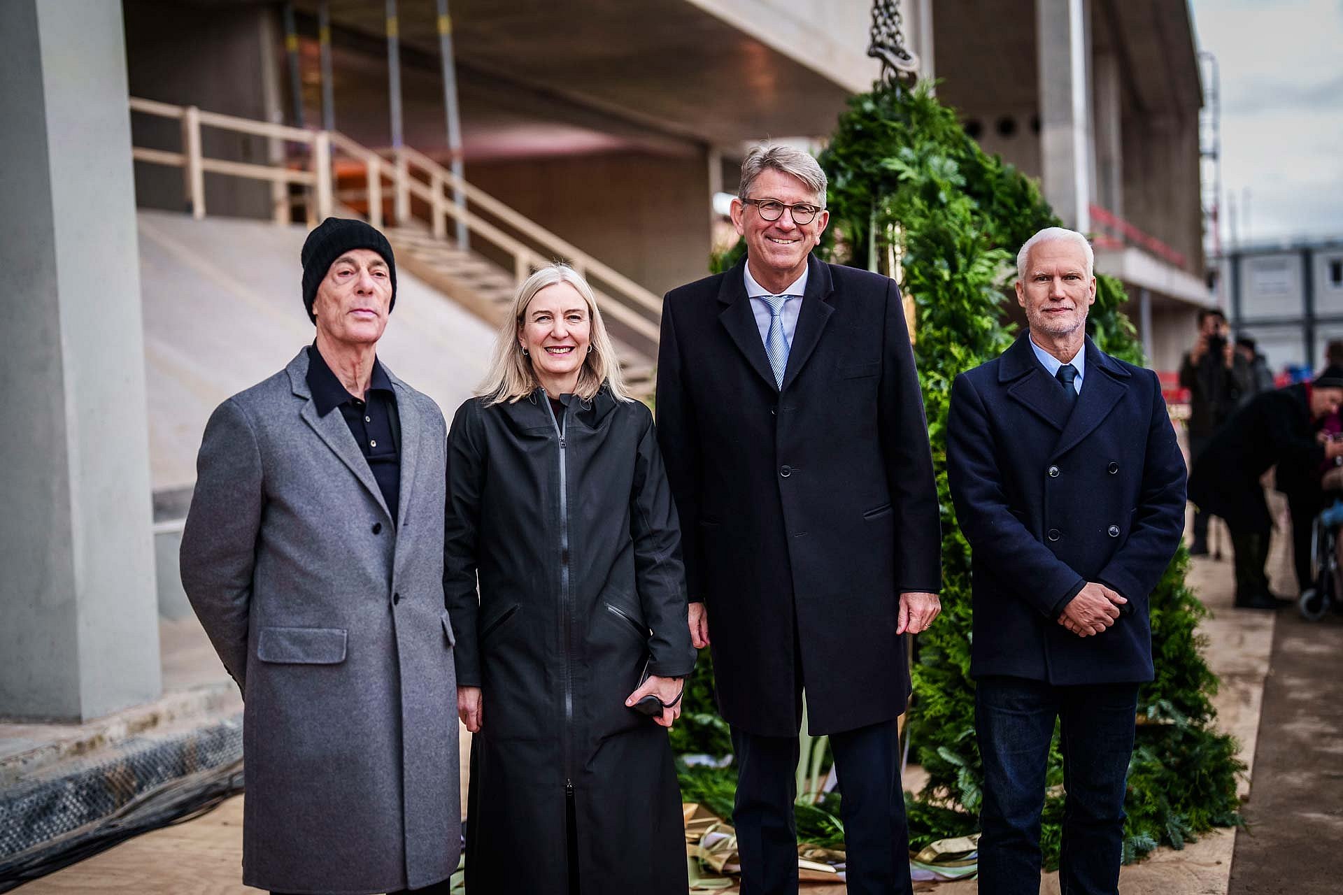 Gruppenfoto neben Richtkranz