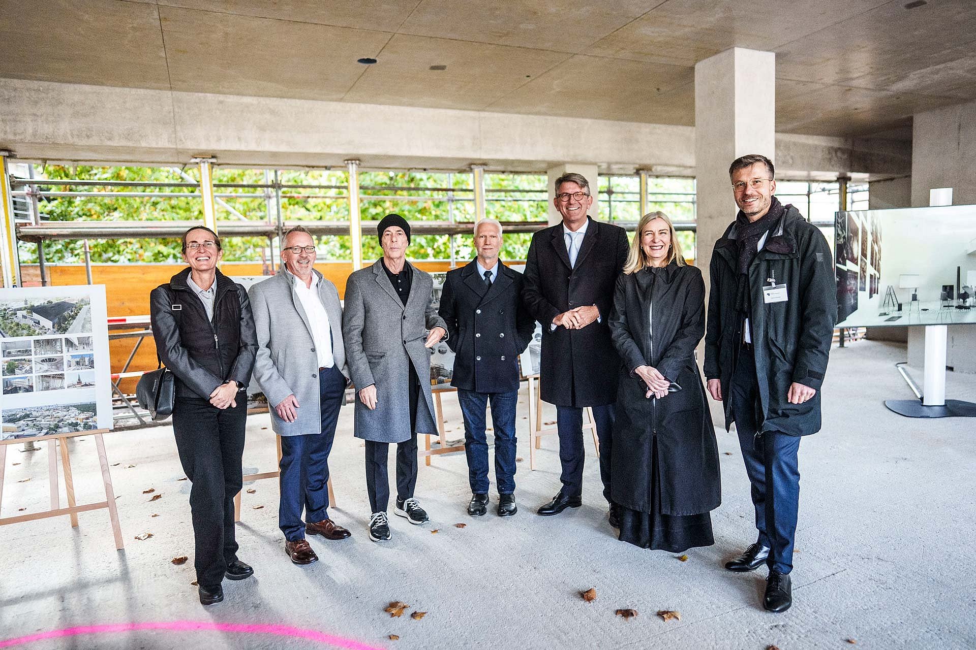 Gruppenfoto auf Baustelle