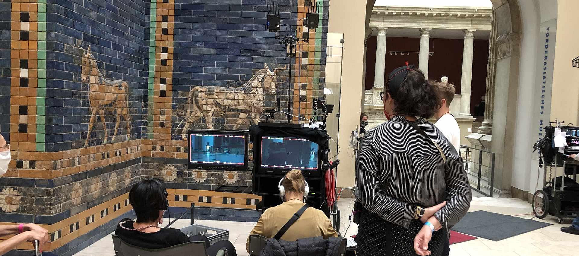 Filmteam vor antikem Gebäude