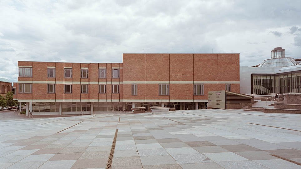 Blick über die Piazetta auf das Kunstgewerbemuseum (öffnet Vergrößerung des Bildes)