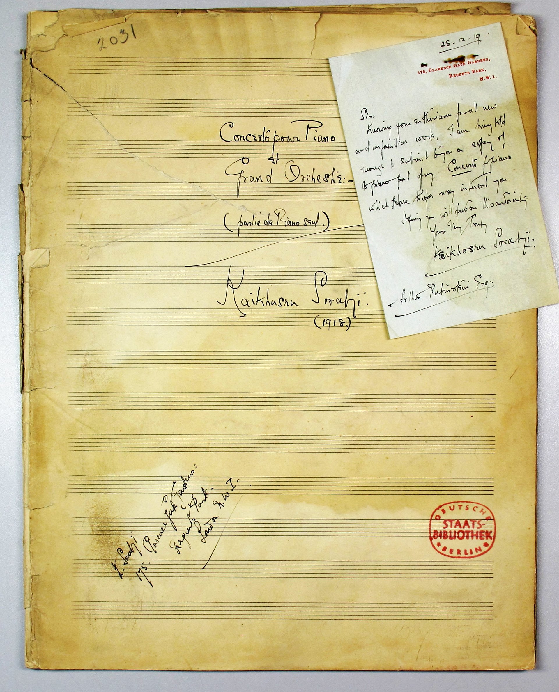 Deckblatt einer alten Notenhandschrift, an der eine handschriftliche Notiz klebt