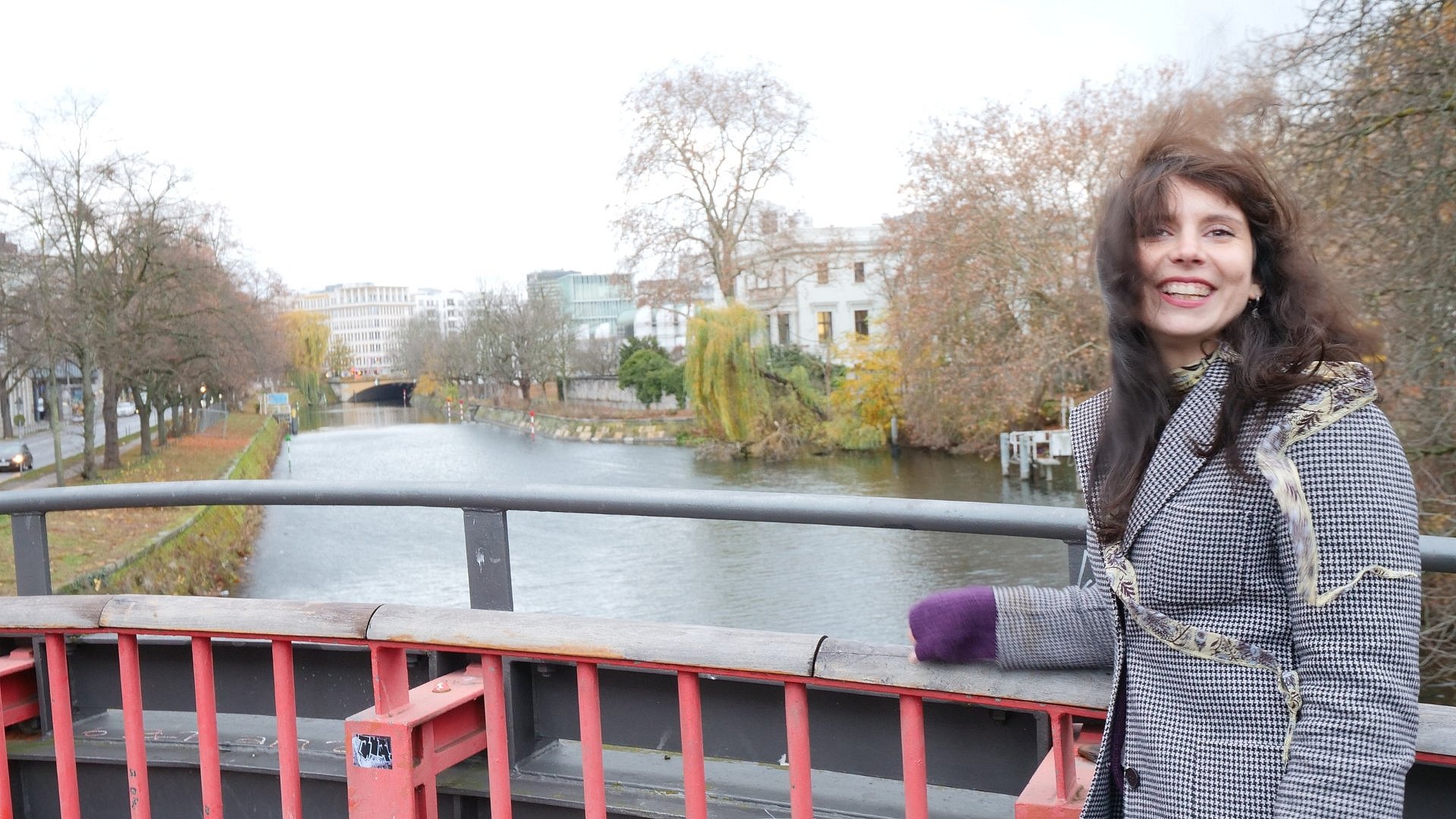 Bild einer glücklichen Frau auf Brücke