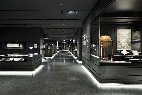 Blick in eine Ausstellung mit Vitrinen