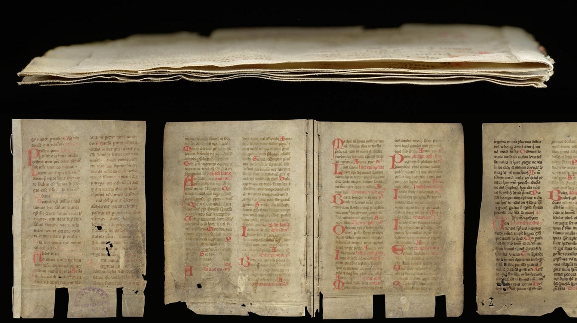 Sechs Pergamentblätter einer mittelalterlichen Handschrift mit einer frühen Niederschrift der Hymne „Gaude Mater Polonia“.