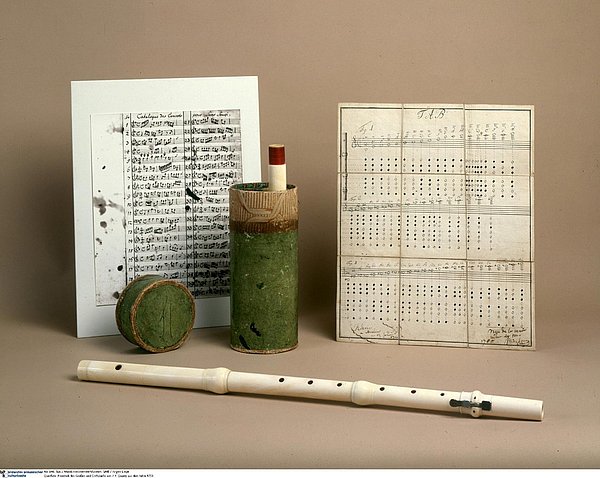 Flöte Friedrich des Großen Arrangement einer Flöte, Noten und verschiedener Musikutensilien