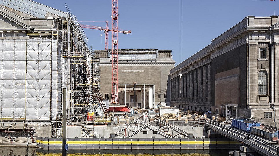 Blick auf die Baustelle des Pergamonmuseums vom anderen Ufer aus (öffnet Vergrößerung des Bildes)