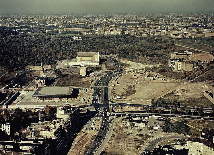 Zwischen Mauerstreifen, Landwehrkanal, Neuer Nationalgalerie, St.-Matthäus-Kirche und Philharmonie: das Baugrundstück der Staatsbibliothek (öffnet Vergrößerung des Bildes)