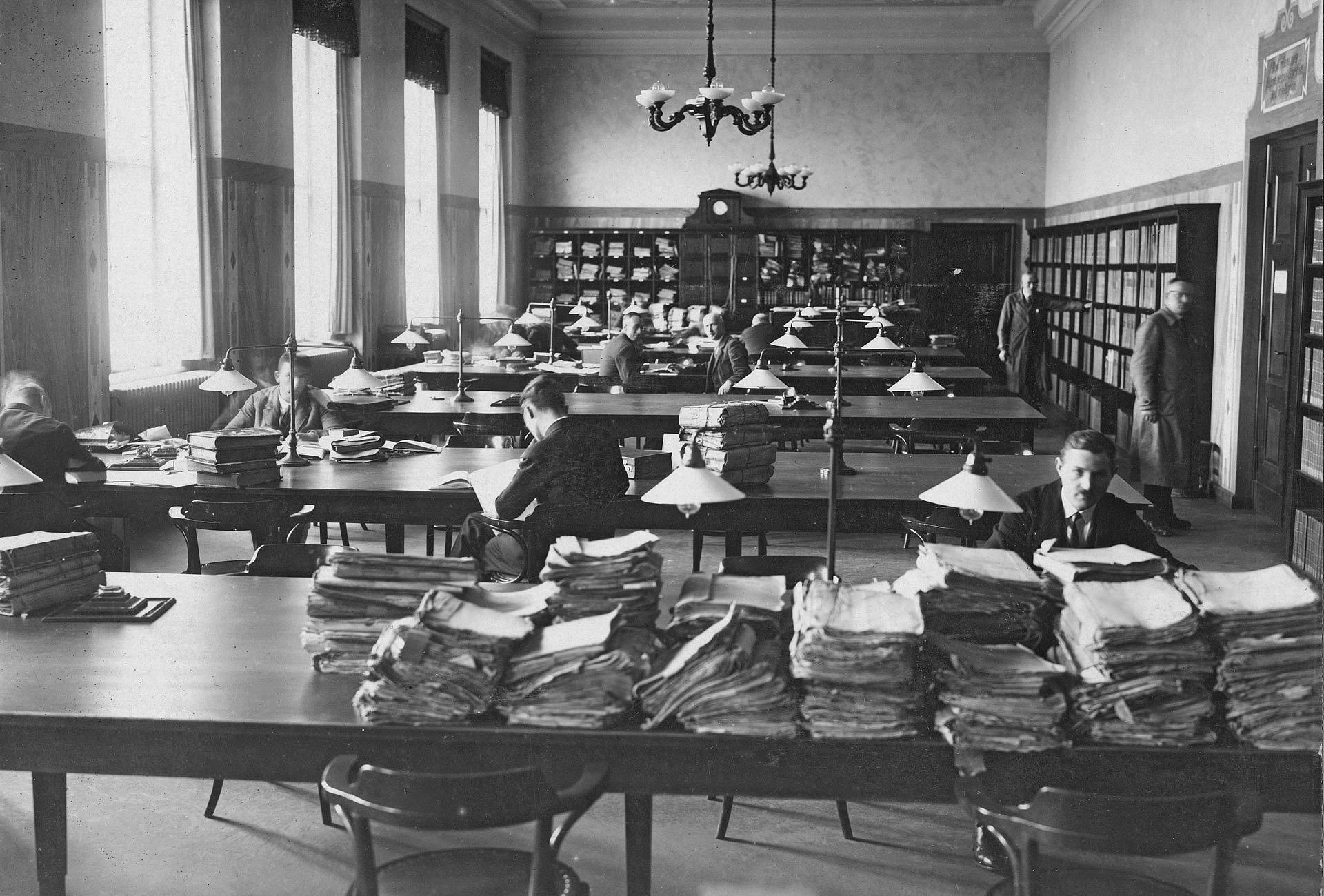 Historisches Foto eines Studiensaals voller Akten auf Tischen