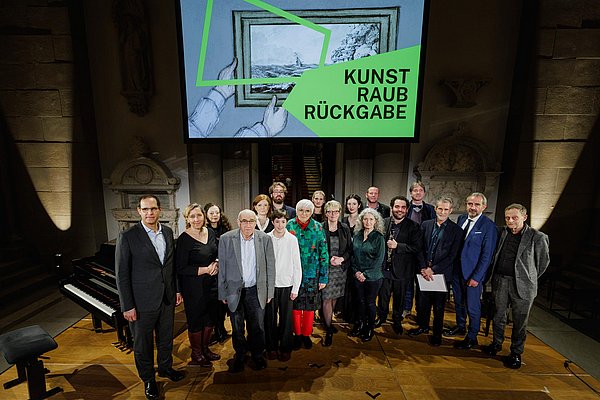 Gruppenfoto unter einem Bildschirm