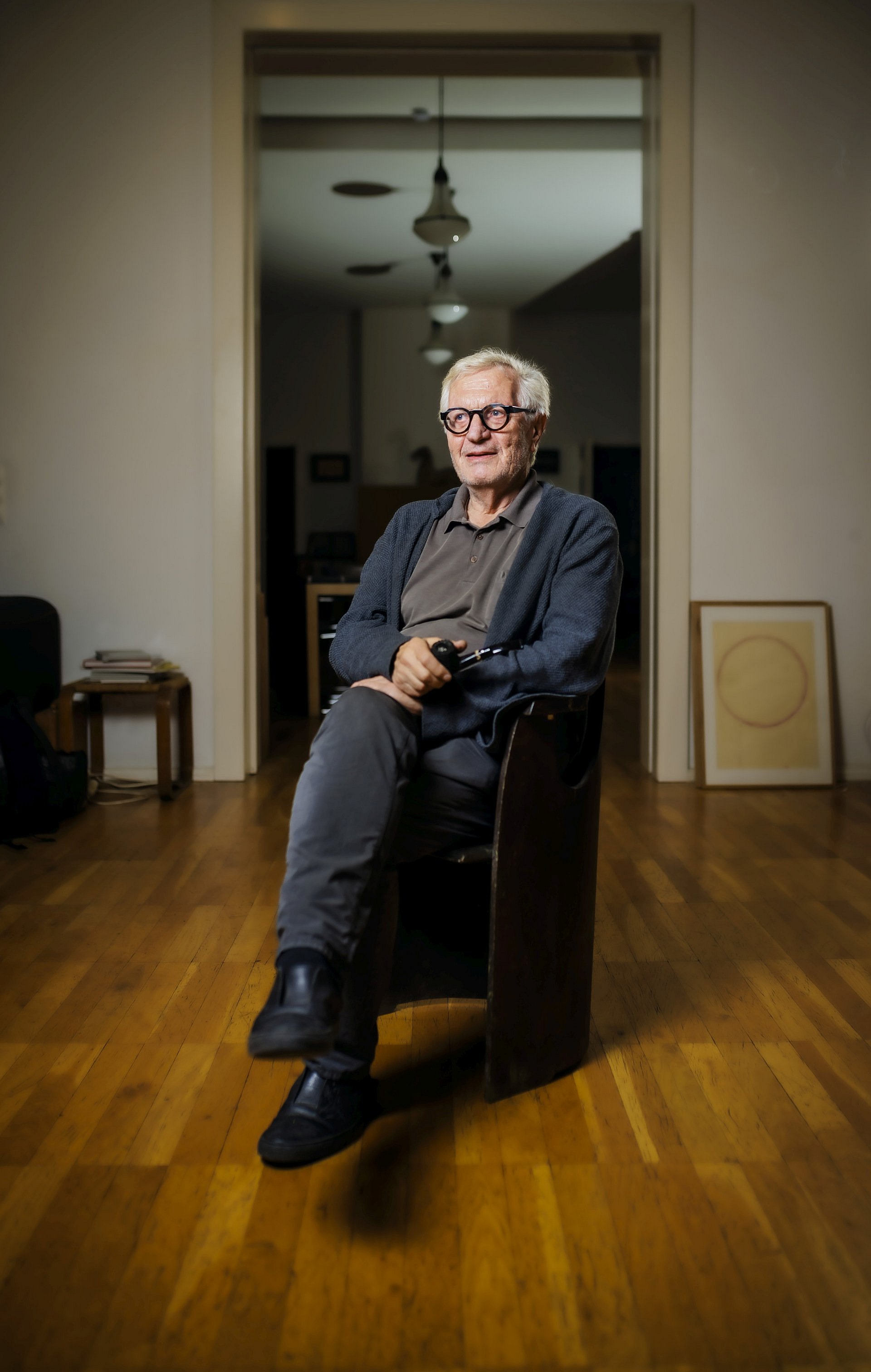 Egidio Marzona sitzend auf einem Stuhl