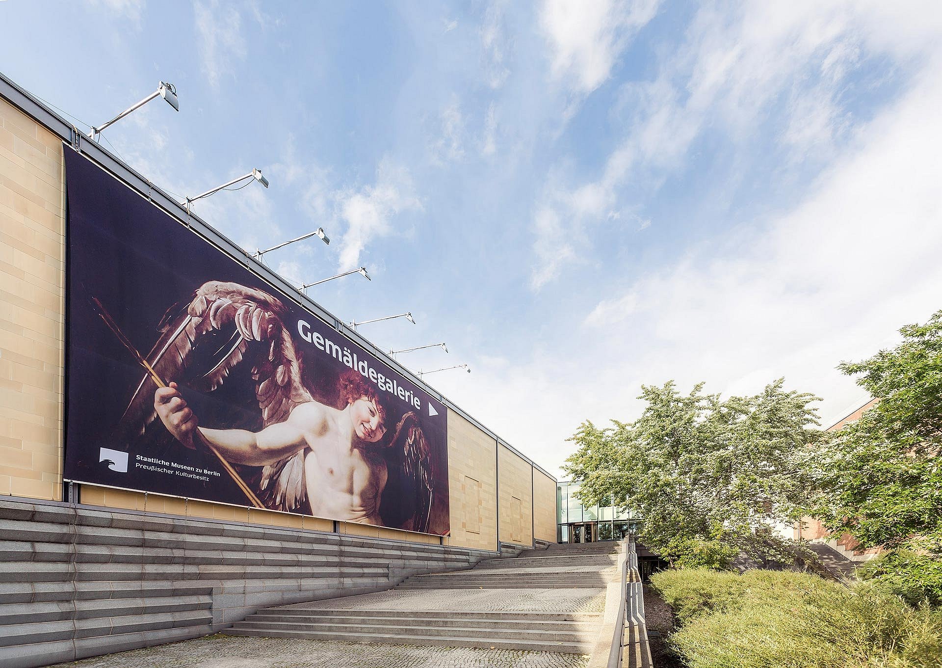 Außenfassade eines Museums mit Plakat
