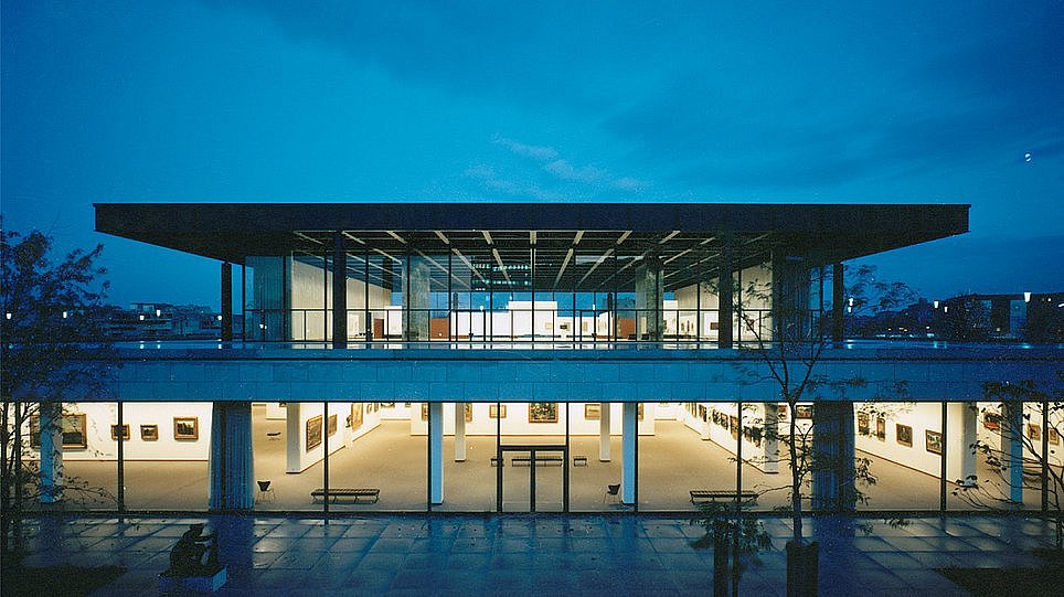 Blick auf ein gläsernes Gebäude bei Nacht (öffnet Vergrößerung des Bildes)