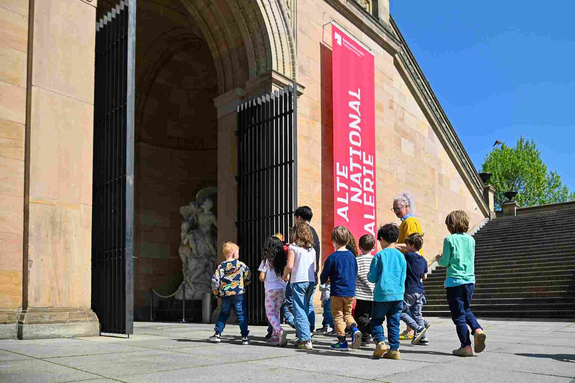 Kindergartengruppe vor Museum