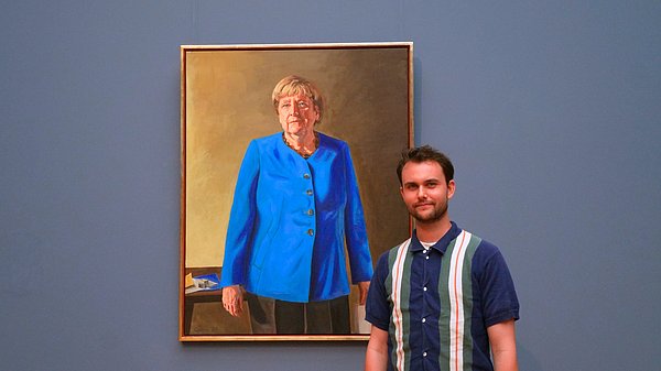 Ein Mann vor einem Ölbild