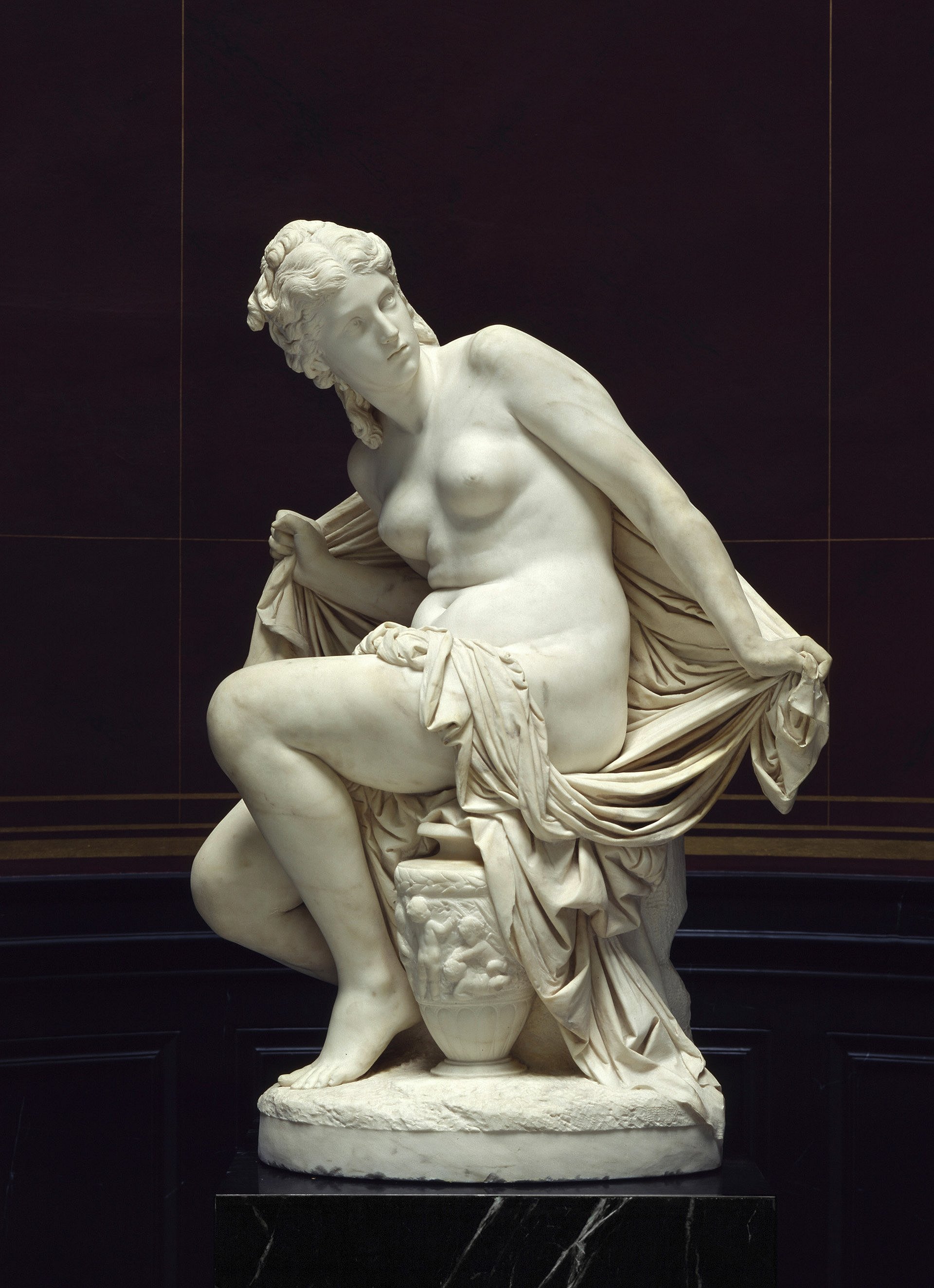 Marmorne Statue einer halbnackten sitzenden Frau