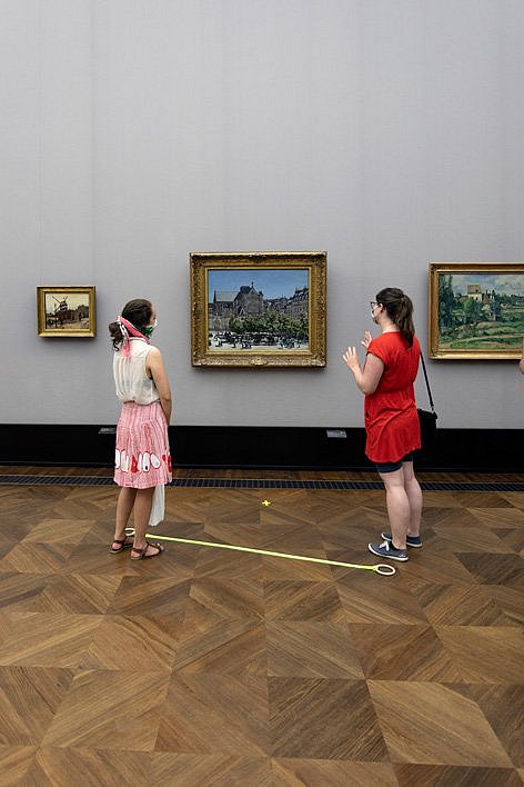 Zwei Frauen in einem Museum