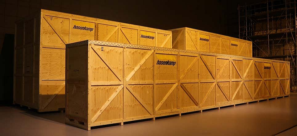 Ehem. Ausstellungsbereich Südsee vor dem Beginn des Umzugs der Großobjekte: Das Luf-Boot wartet sicher verpackt auf seinen Abtransport