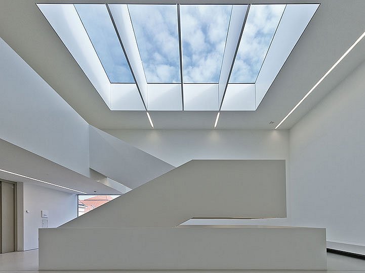 Aufnahme des in weiß gehaltenen Treppenhauses mit Oberlicht (öffnet Vergrößerung des Bildes)