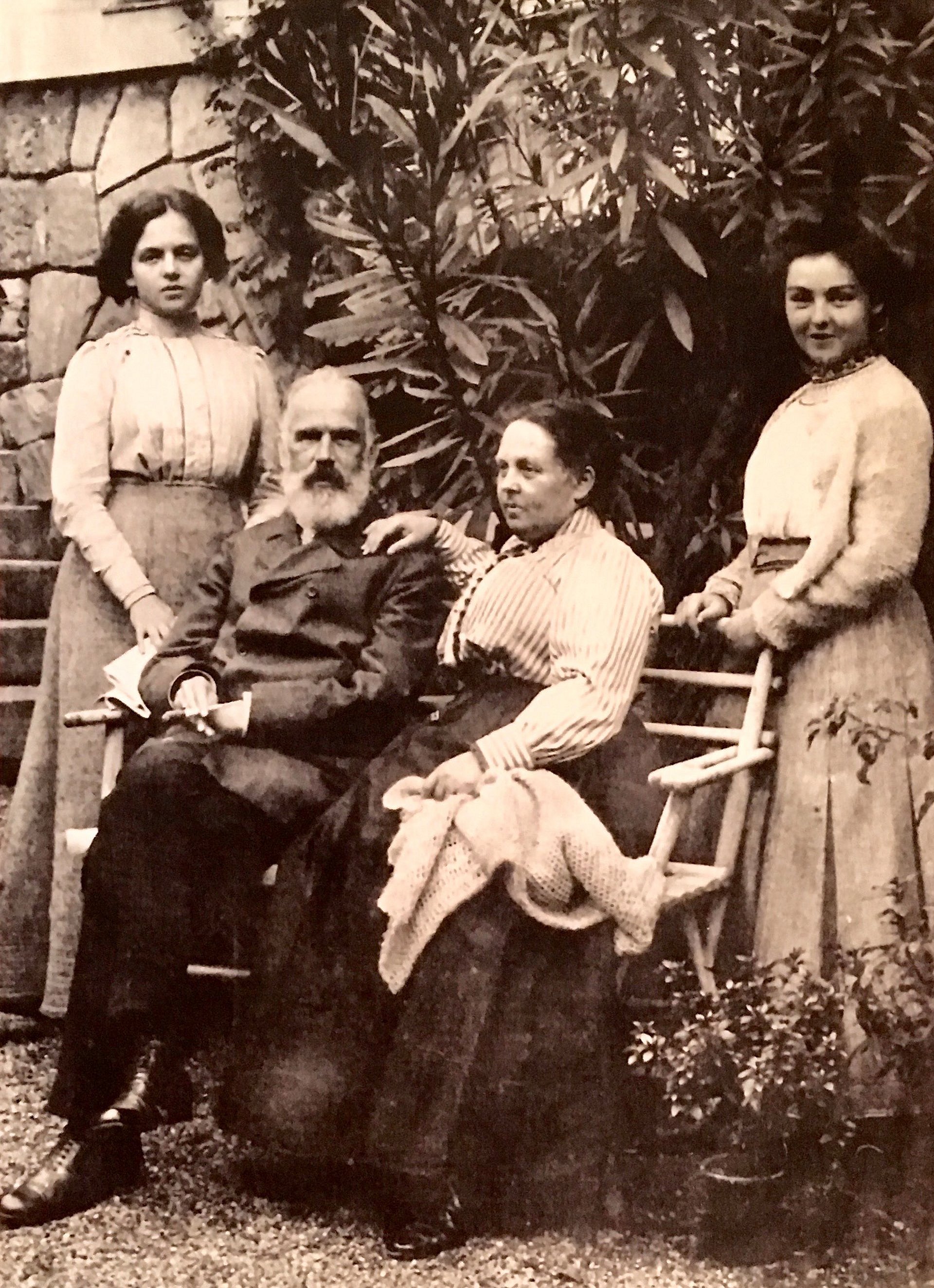 Histtorisches Foto von vier Personen