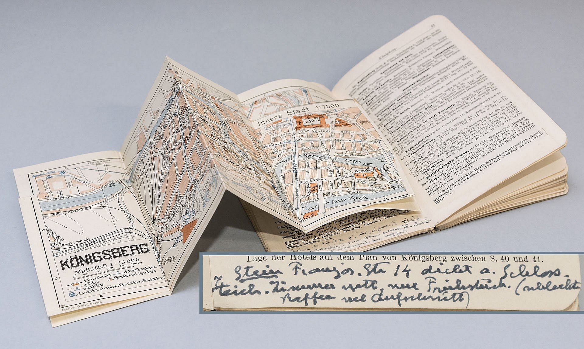 Ein aufgeschlagener Reiseführer mit handschriftlichen Notizen