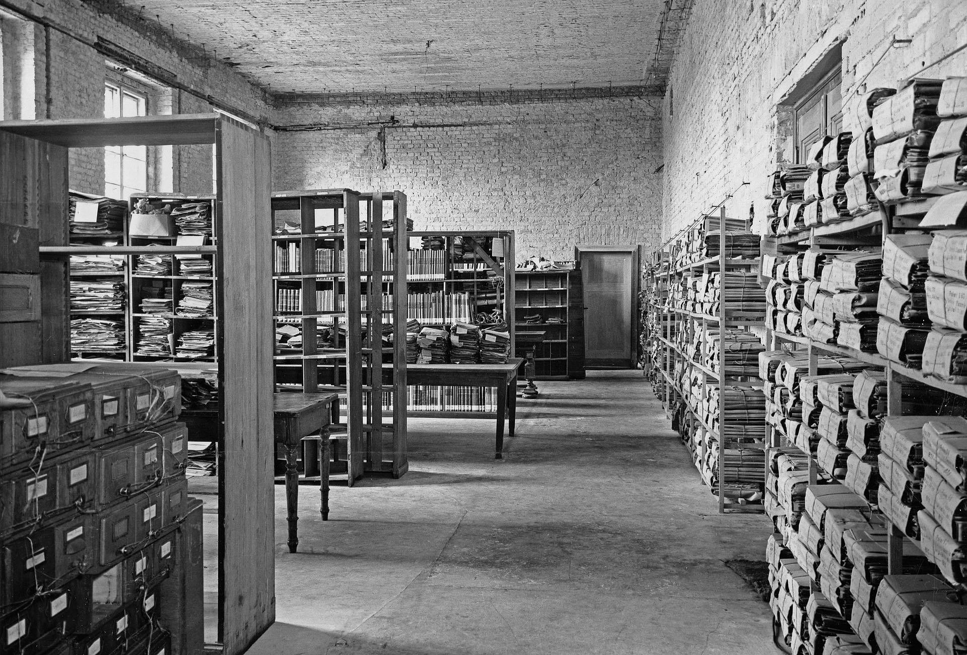 Historisches Foto von Regalen voller Akten