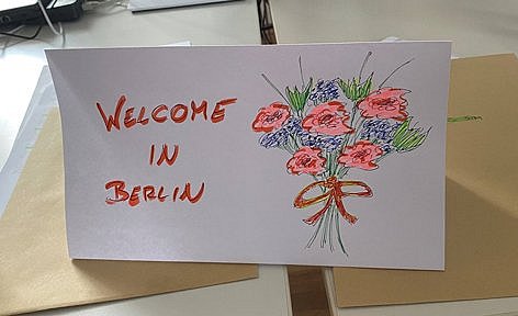 Willkommensgruß auf einem Schreibtisch