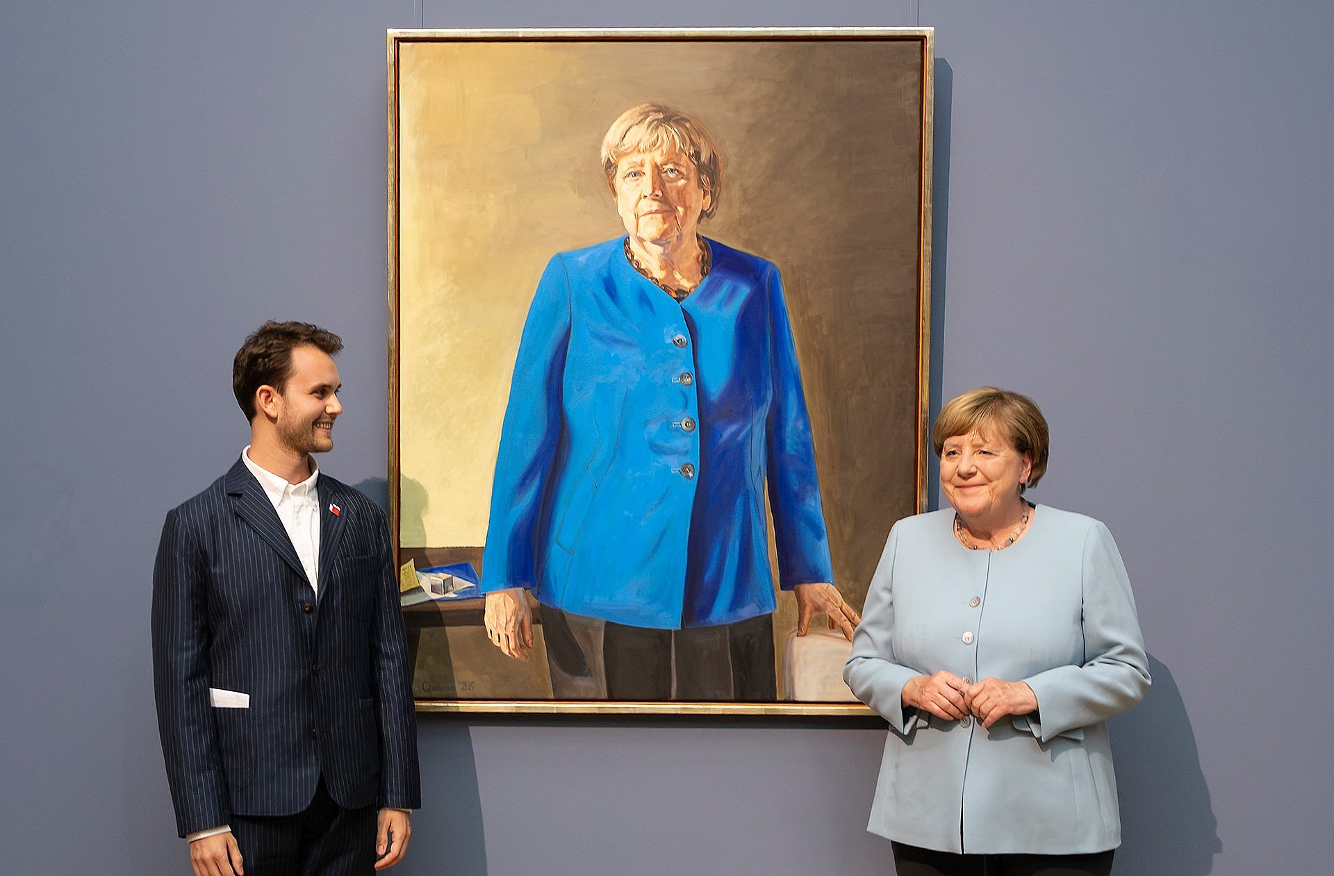 Zwei Menschen vor einem Gemälde, das die eine Person der beiden darstellt