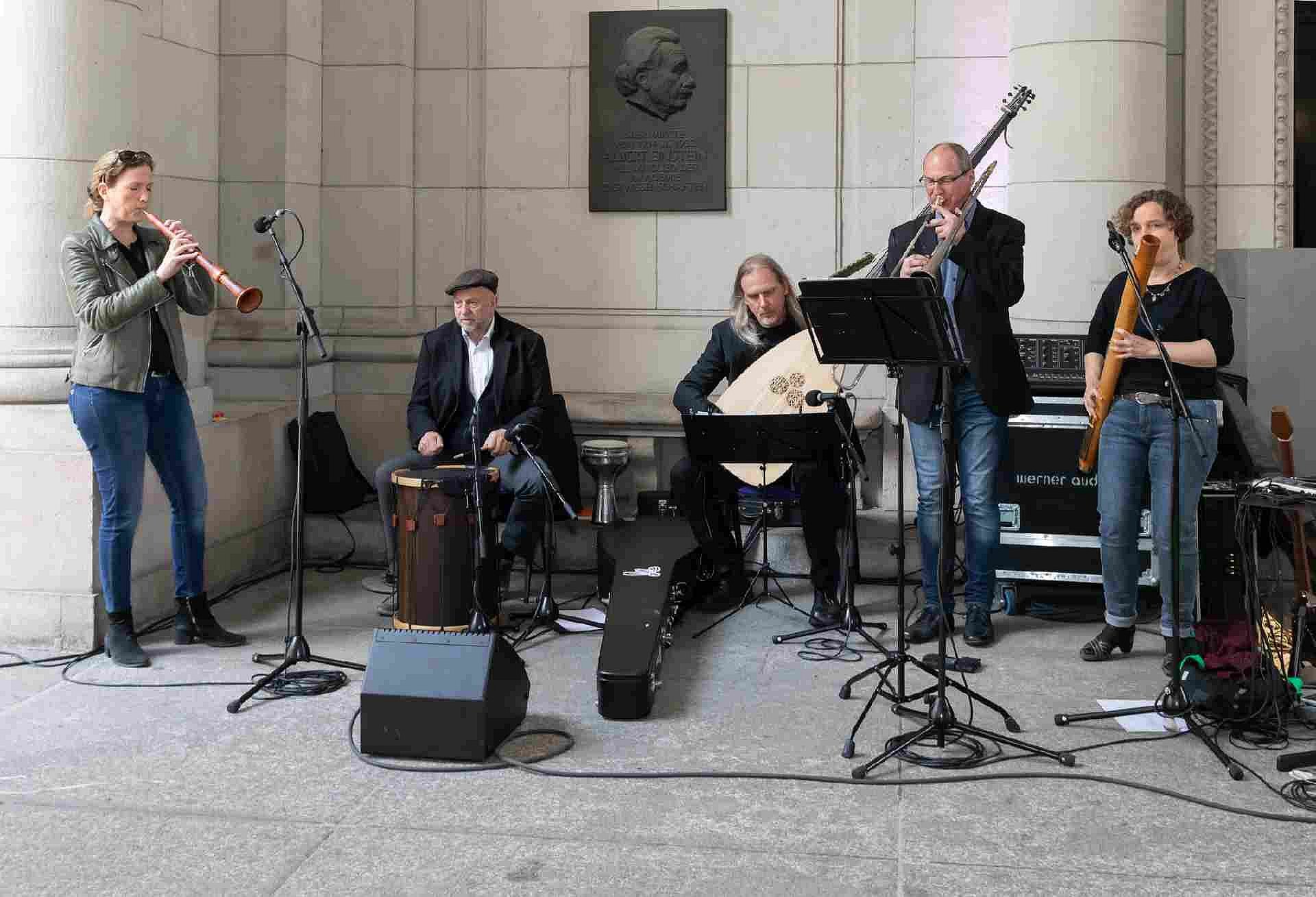 Vier Personen mit unterschiedlichen Instrumenten