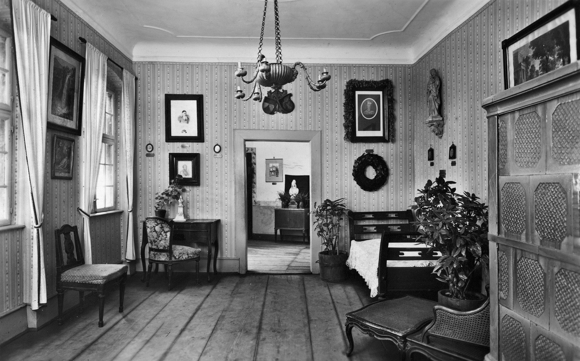 Fotografie eines Zimmers in Schwarz-Weiß