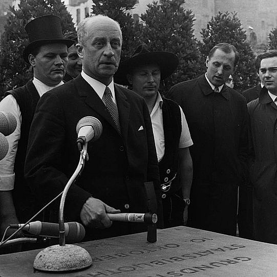 Hans-Georg Wormit, Präsident der Stiftung Preußischer Kulturbesotz, bei der Grundsteinlegung am 10. Oktober 1967 (öffnet Vergrößerung des Bildes)