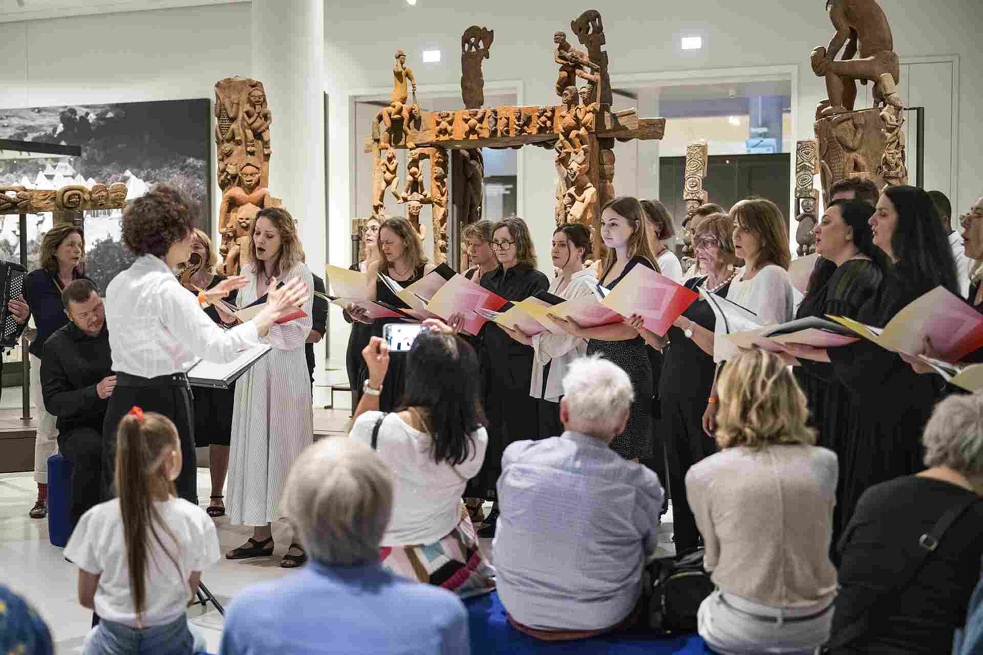 Chorsänger*innen zwischen Museumsexponaten