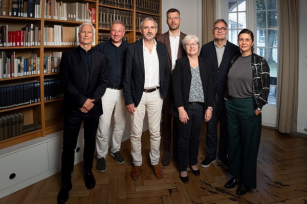 Interimsvorstand Gruppenfoto vor Bücherregal