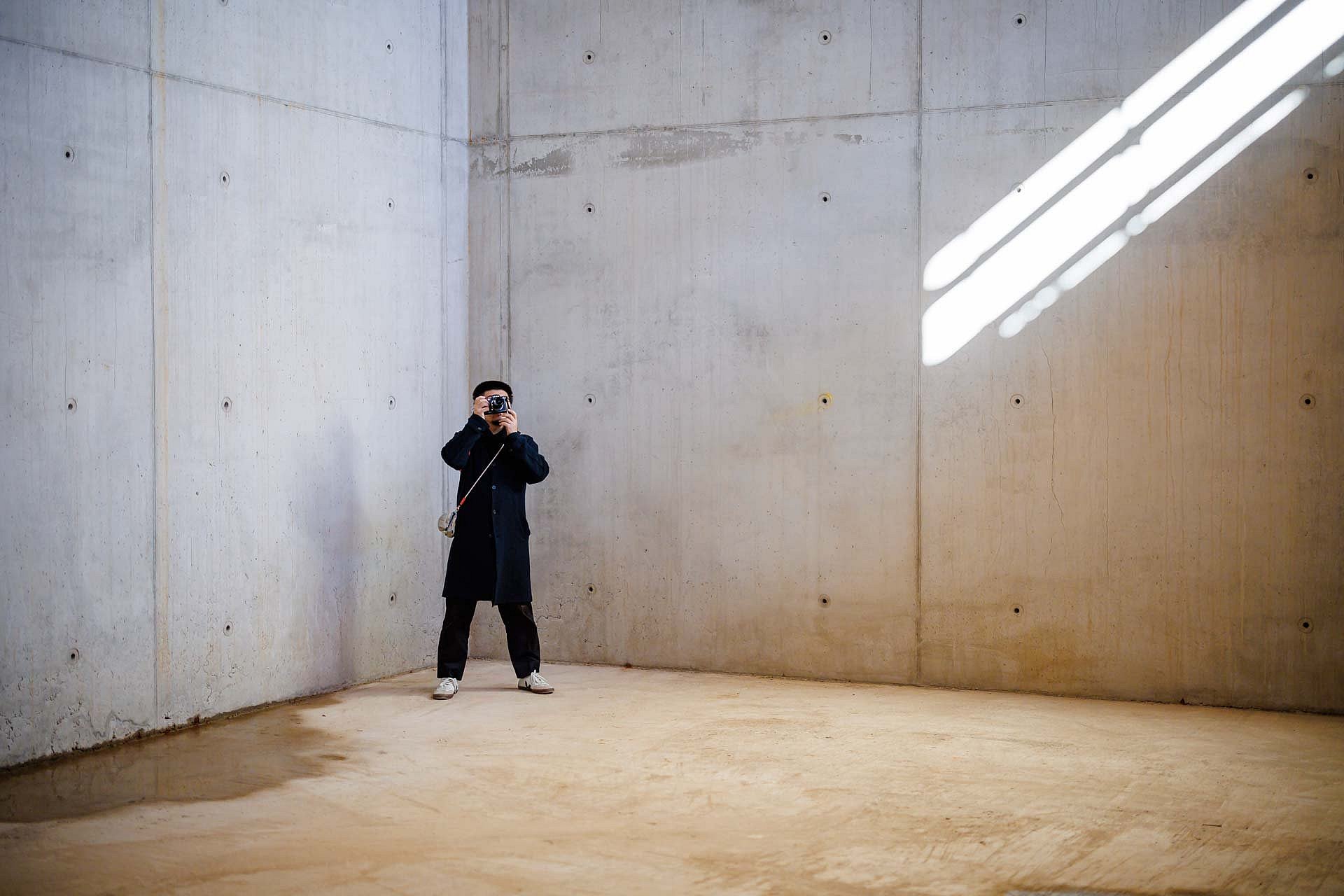 Mann macht Foto auf Baustelle