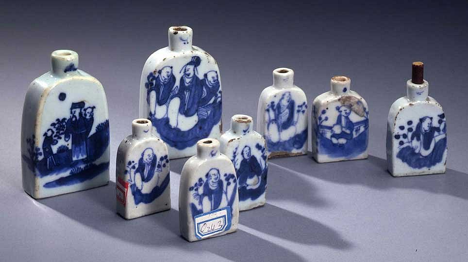 Objektfotgrafie mehrerer chinesischer, blau bemalter, weißen Arzneigefäße (öffnet Vergrößerung des Bildes)