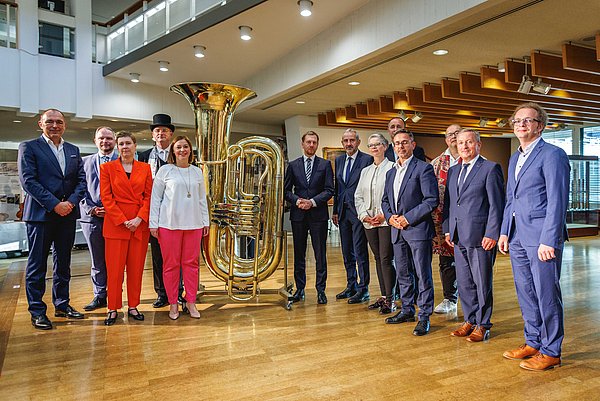 Gruppenfoto Gruppenfoto neben einer Riesentuba