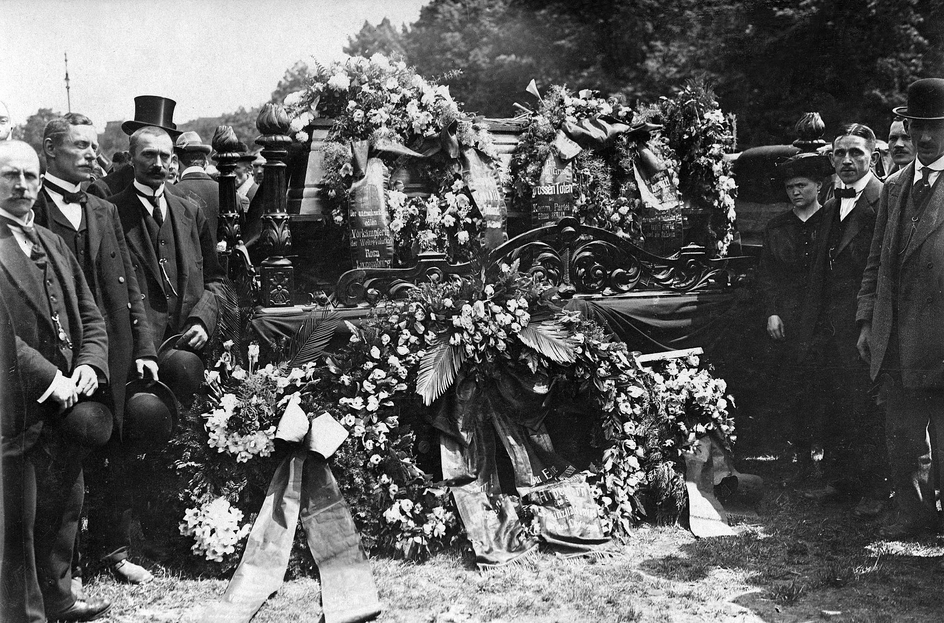 Foto der Beisetzung Rosa Luxemburgs, Menschen stehen um Sarg