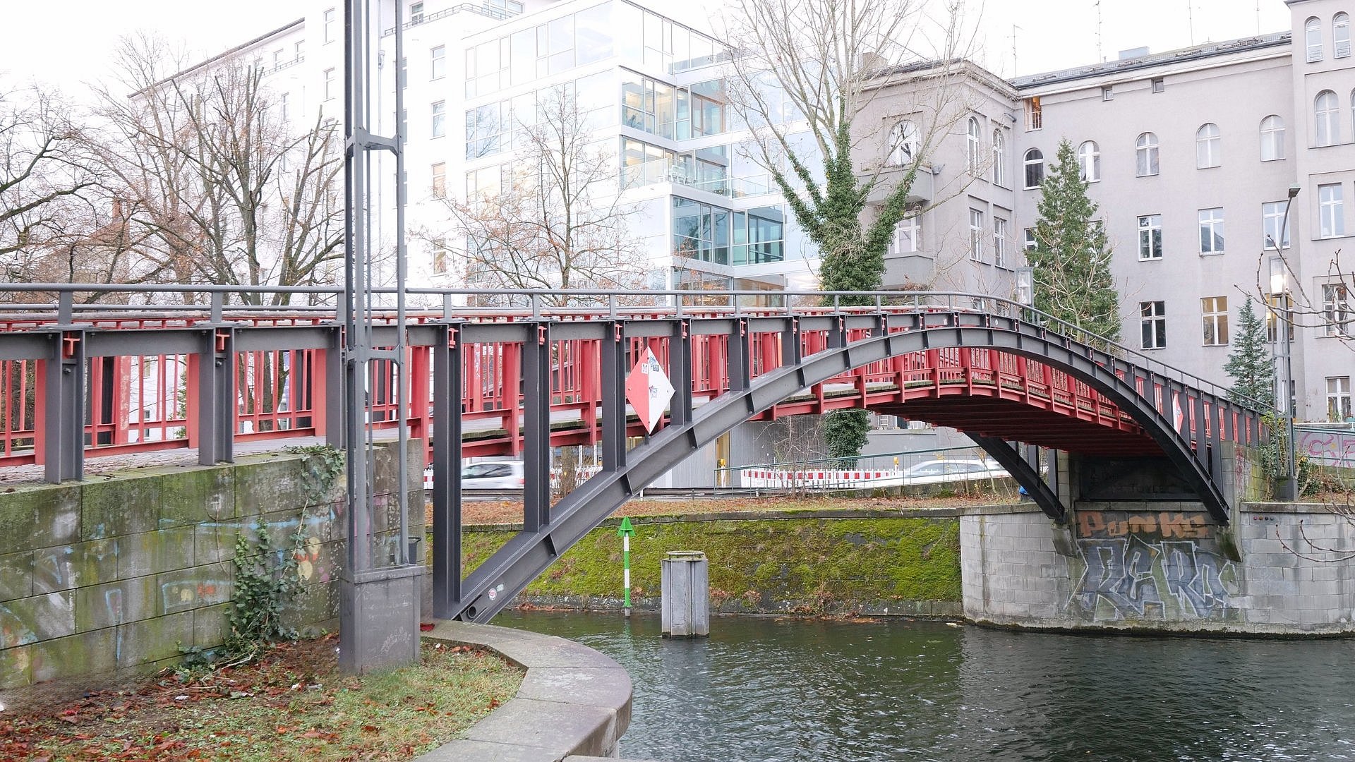 Rote kleine Fußgängerbrücke