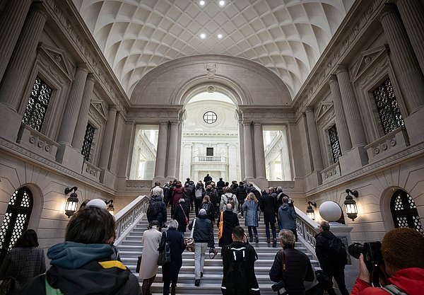 Das imposante Treppenhaus der Stabi Unter den Linden Viele Menschen in einem imposanten Treppenhaus