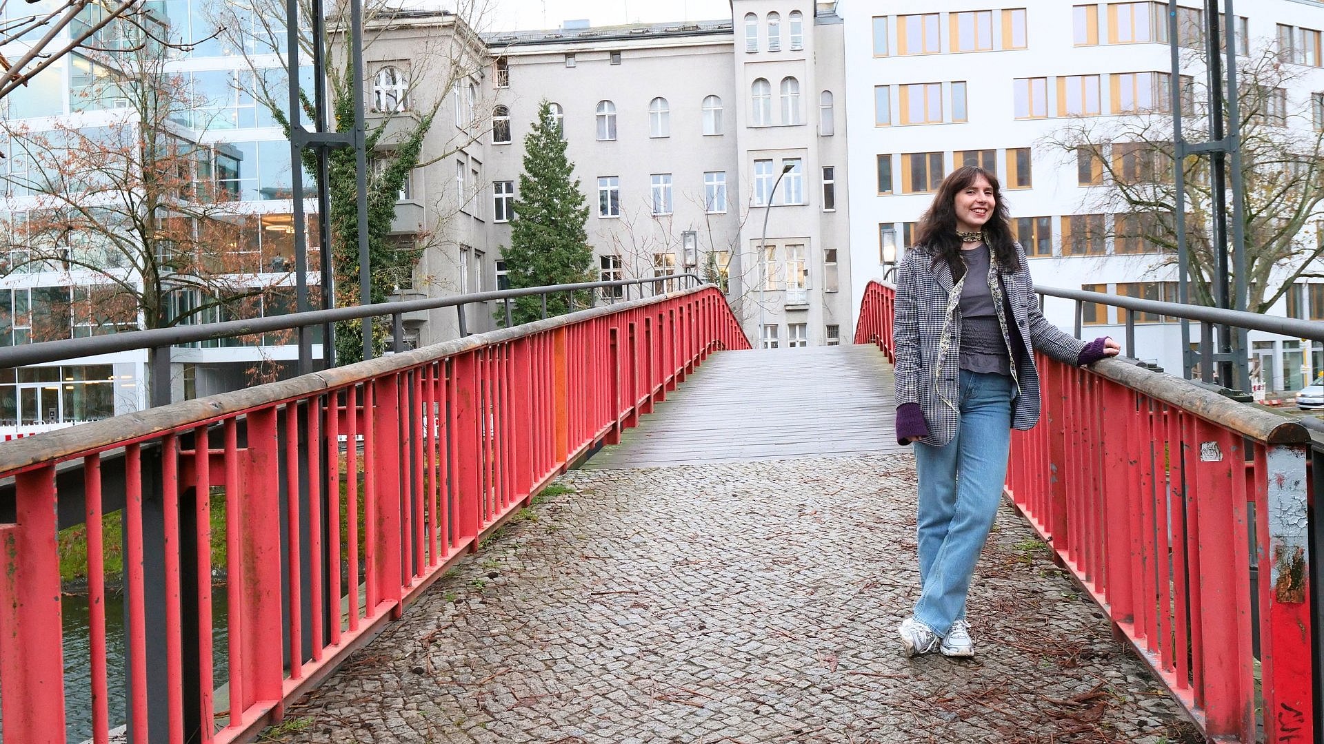 Frau auf roter Brücke