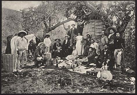 Eine Delegation von Wissensträgern der Huicholes, einer indigenen Gruppe aus Mexiko, ordnet die Sammlung von Ritualgegenständen ihrer Vorfahren im Ethnologischen Museum wieder zurück in die korrekte Anordnung. Diese war im Lauf der Zeit im Museum verloren gegangen