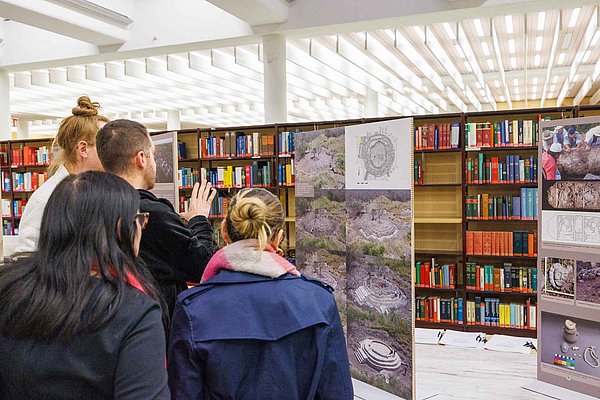 Ausstellungseröffnung Ausstellungseröffnung in einer Bibliothek