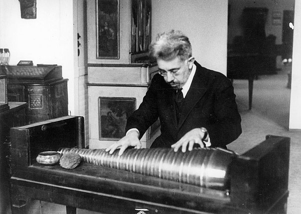 Curt Sachs Schwarz-Weiß Aufnahme eines Mannes an einer Glasharmonika